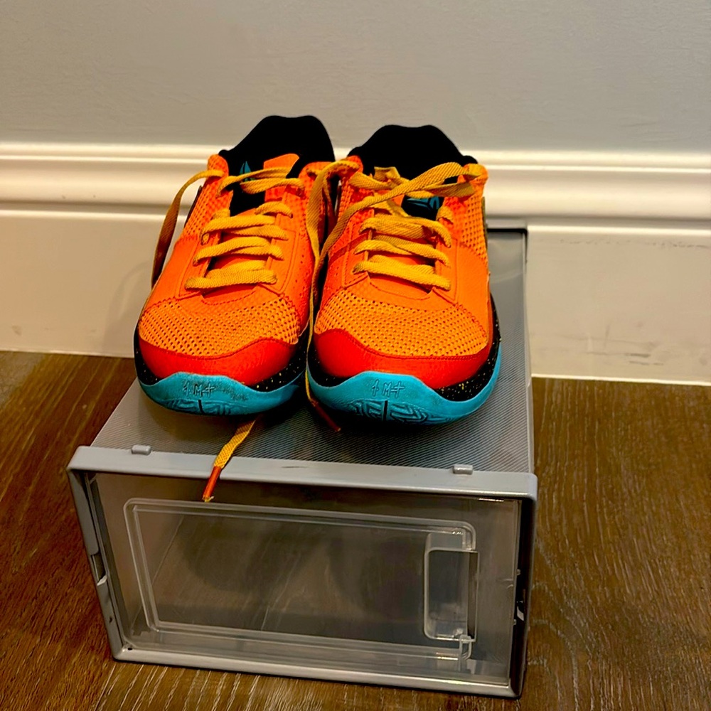 Nike ja 1 

Manderin yellow and blue Size 6.5 

Like new barely used